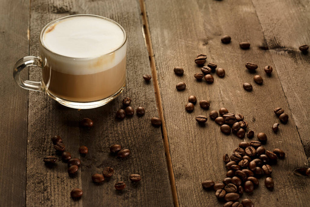 Kávé csésze kávébab fa asztalon  - Fotó, kép