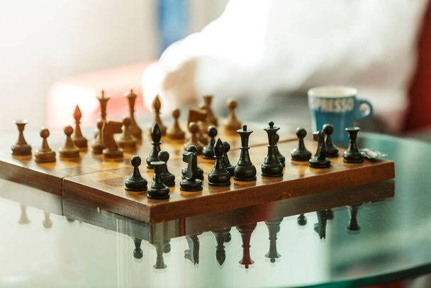 pièces d'échecs sur la table dans un échiquier  - Photo, image