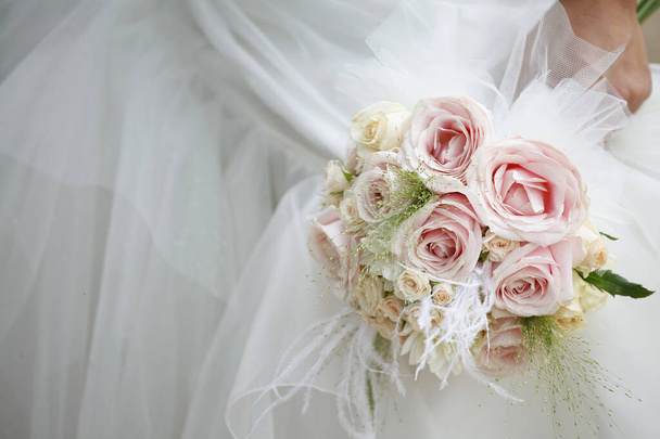 νύφη με ένα γαμήλιο μπουκέτο στα χέρια  - Φωτογραφία, εικόνα