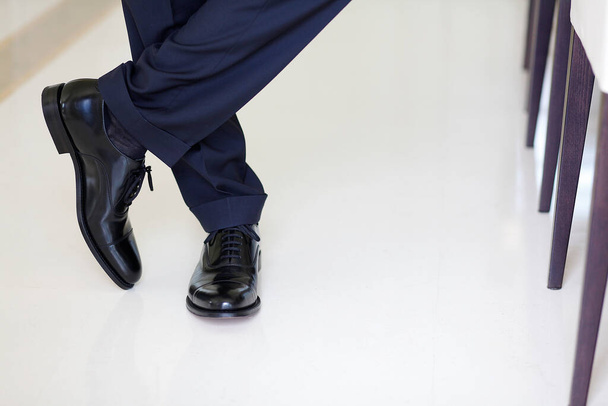 close-up van de voeten van de zakenman in functie  - Foto, afbeelding