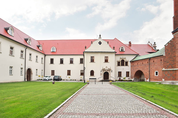 ポーランド、クラクフのコーパスクリスティ大聖堂のパティオ - 写真・画像