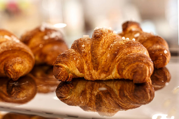 cruasanes franceses frescos en una panadería  - Foto, imagen