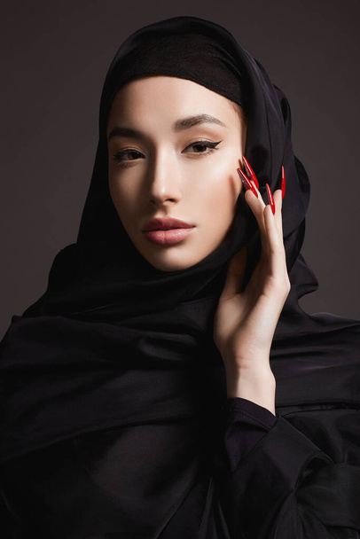 Gyönyörű iszlám fiatal nő hosszú körmökkel. Szépséglány hidzsábban. divat keleti modell - Fotó, kép