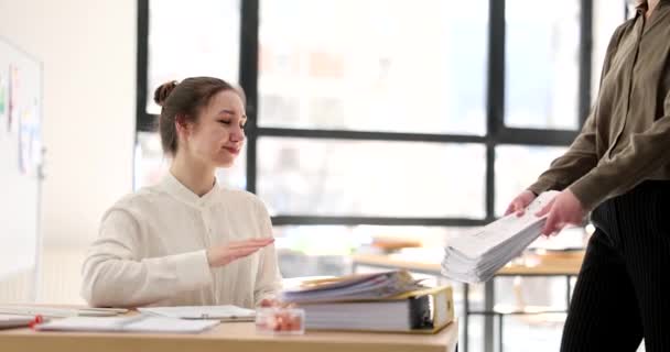 Vrouwelijke stagiaire student weigert papierwerk in het kantoor. Afschaffing van overwerk en termijn - Video
