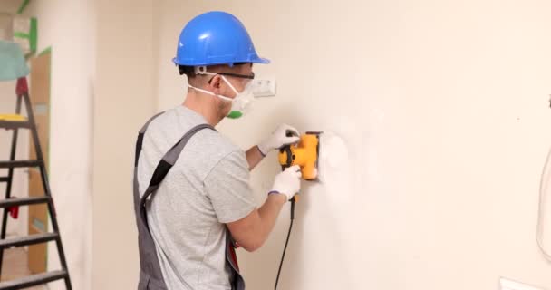 Otthoni fejlesztő dolgozó védő maszk és szemüveg működik daráló szinttől szintig felület a fal. Egyenletes falak vakolattal - Felvétel, videó
