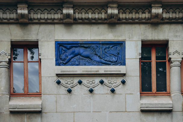 Vue rapprochée de la façade historique des Thermes des Dômes à Vichy, France - Photo, image