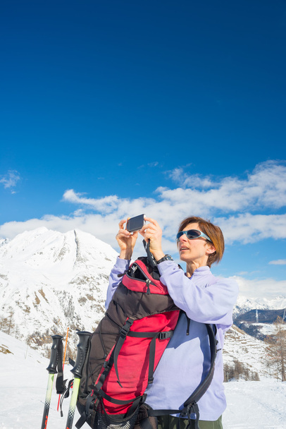 Alpinista tirar foto com telefone
 - Foto, Imagem