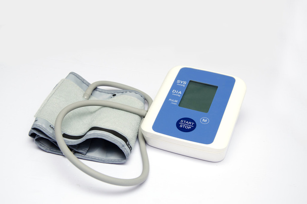 Tonómetro moderno para la medición de la presión arterial en un respaldo blanco
 - Foto, imagen