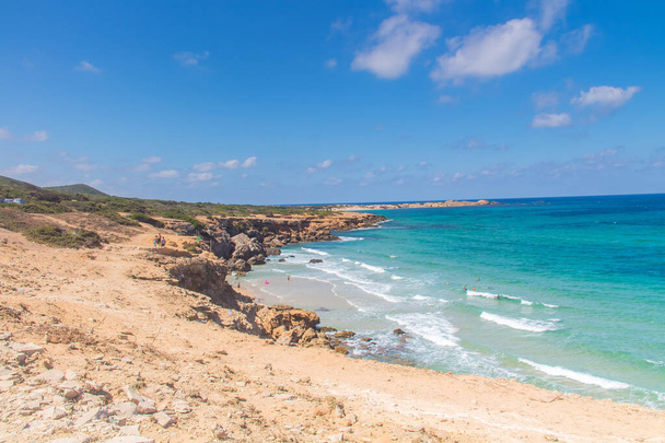 Ong Jmal Beach: Rocky Serenity on the Coast Shores of Bizerte, Tunísia - Foto, Imagem