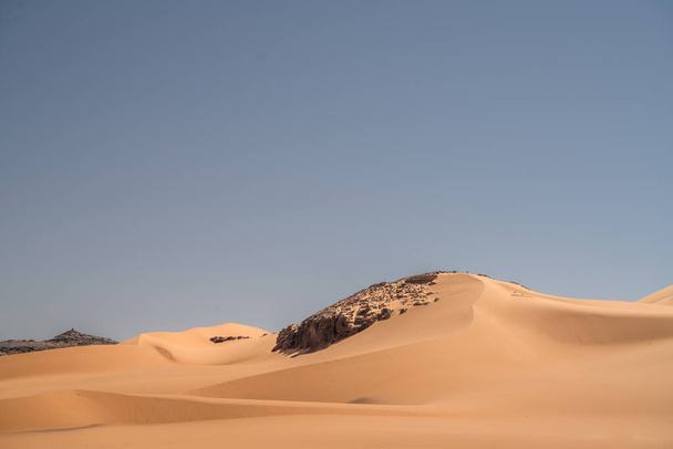 kilátás a Szahara sivatagban Tadrart rúzs tassili najer Djanet City, Algéria.színes narancs homok, sziklás hegyek - Fotó, kép