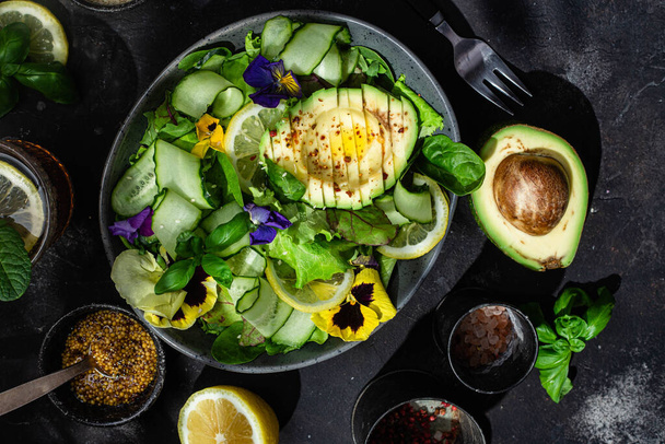 Salat aus Gemüse, Avocado und Gurken. - Foto, Bild
