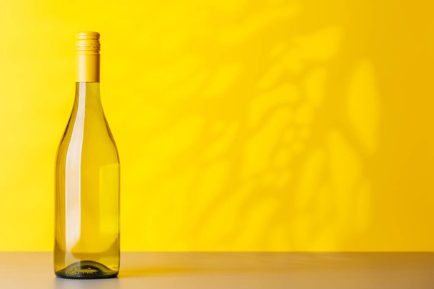 Una botella de vino blanco. Con espacio de copia para su texto - Foto, imagen