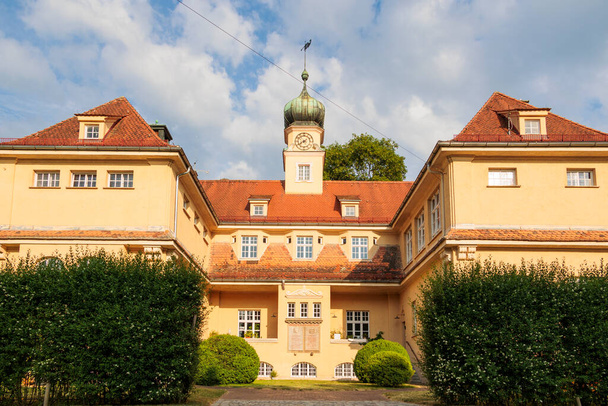 Augsburg yakınlarındaki Siebenbrunn 'daki eski okul binası, Almanya, Augsburg, 19.06.2023 - Fotoğraf, Görsel