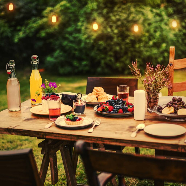 庭園内の食卓 - 写真・画像