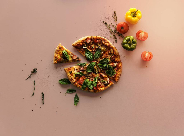Kawałek na patelni cały włoskie pizza - Zdjęcie, obraz