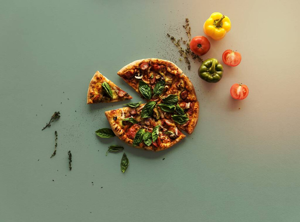 Kawałek na patelni cały włoskie pizza - Zdjęcie, obraz