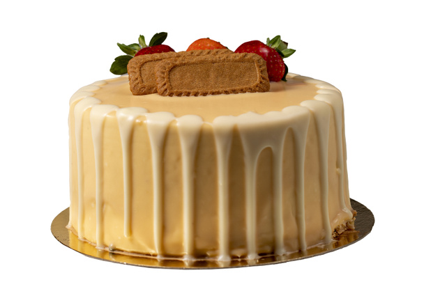 Φράουλα, μπισκότο και τούρτα γενεθλίων λευκής σοκολάτας, απομονωμένα σε λευκό φόντο. Τούρτα γενεθλίων σοκολάτας με σοκολάτα γκανάς στάγδην - Φωτογραφία, εικόνα