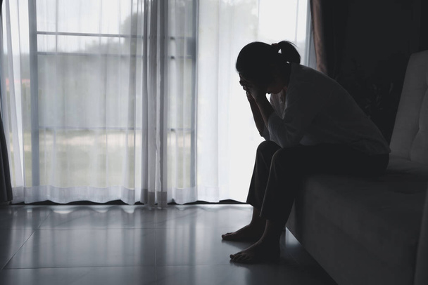 Depresivní osoba mladé ženy je nešťastná. Samotář sedí sám. Ženské zklamání a beznaděj. zoufalství, bolest hlavy jako pláč. Muž je rozrušený, frustrovaný, unavený a negativní pocit. - Fotografie, Obrázek