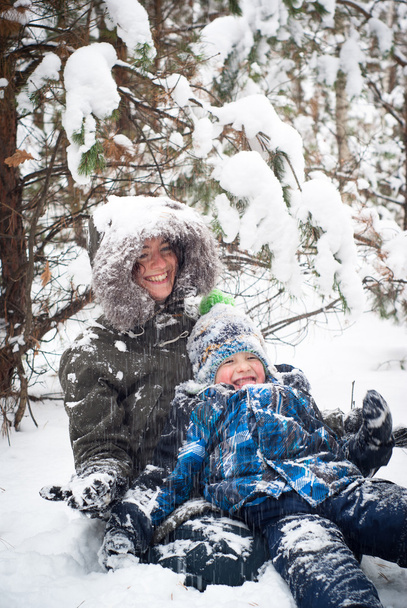 Madre e bambino giocare all'aperto in inverno
 - Foto, immagini