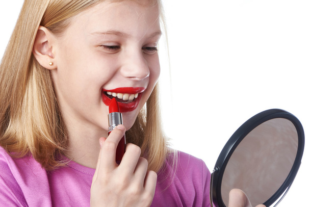 dziewczyna maluje usta czerwoną szminką - Zdjęcie, obraz