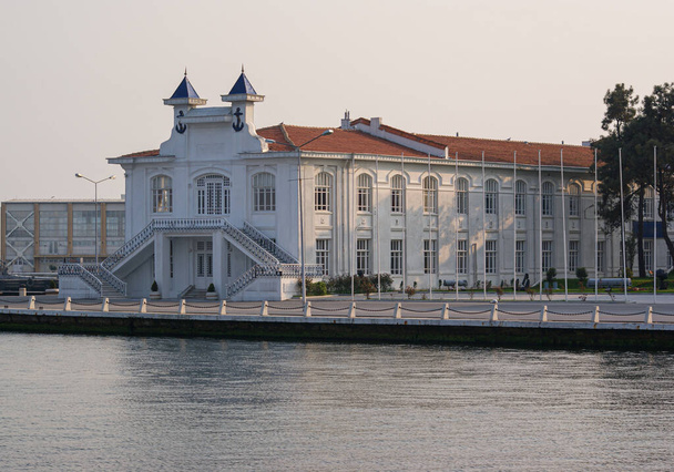 Vista panorámica de un edificio junto al mar  - Foto, imagen