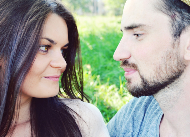 Verliebte Männer und Frauen schauen einander leidenschaftlich an und stehen kurz davor, sich zu küssen - Foto, Bild