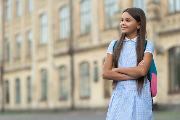glad teen school girl, copy space banner. teen school girl. teen school girl with backpack. teen school girl outdoor. - Фото, изображение