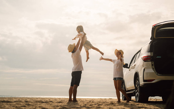 Счастливое семейное путешествие на пляже, Семья с автомобильной поездкой на море летом, Счастливая семья, весело проводящая время на пляже вместе, Семейное путешествие на концепции летнего отдыха - Фото, изображение