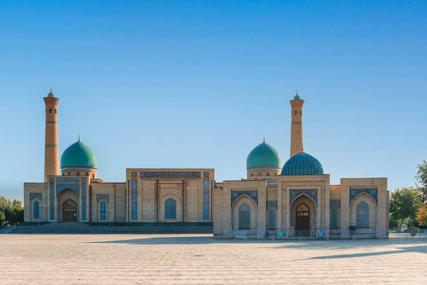 ウズベキスタンのタシュケント。2019年10月18日:ハズラティ・イマーム・アンサンブルの一部であるハズラティ・イマーム・モスクとムエイ・ムバラク・マドラサへのヴィヴ - 写真・画像