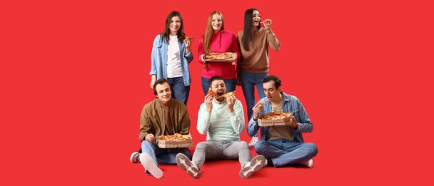Skupina lidí s chutnými pizzy na červeném pozadí - Fotografie, Obrázek