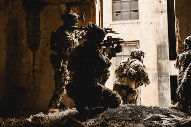 Asiantuntijaryhmä sotilaita hyökkää vihollisen sotilasoperaation aikana, armeijan sotilaat suojaava torjumiseksi yhtenäinen, sotilaat kivääri maailmansodan alalla - Valokuva, kuva