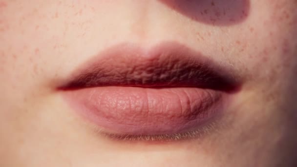 női ajkak közelkép, mosolygós érzelmek, nappali fény, 3D render. - Felvétel, videó