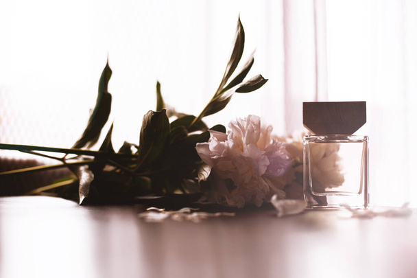 A bottle of women's perfume and flowers - Foto, Imagem