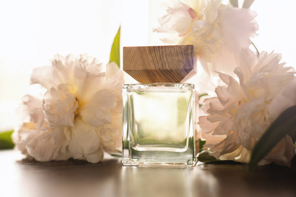 Пляшка парфумів і білих квітів
 - Фото, зображення