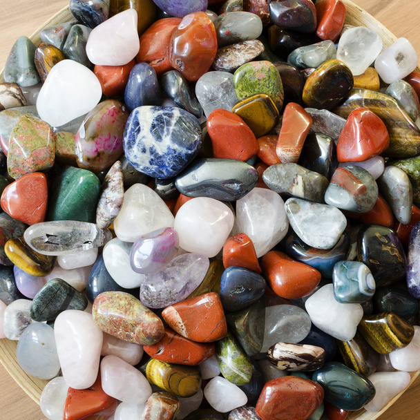 Pierres semi-précieuses colorées ou pierres précieuses
 - Photo, image