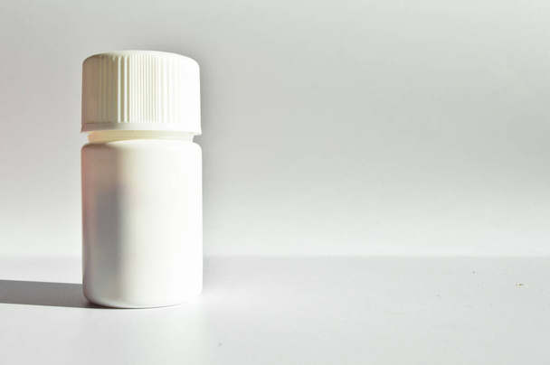 Valkoinen muovi lääke tai pilleri laatikko, eristetty valkoisella pohjalla, valkoinen lääketieteellinen säiliö - Valokuva, kuva