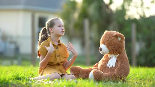 Дитяча дівчинка емоційно розмовляє зі своїм другом плюшевого ведмедя. Концепція конфлікту між друзями
. - Кадри, відео