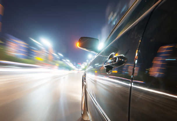 Auto op weg bij nacht - Foto, afbeelding