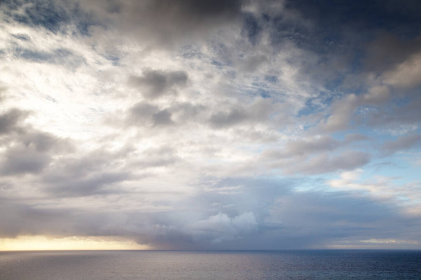 Patrząc przez morze z południowego wybrzeża Madery - Zdjęcie, obraz