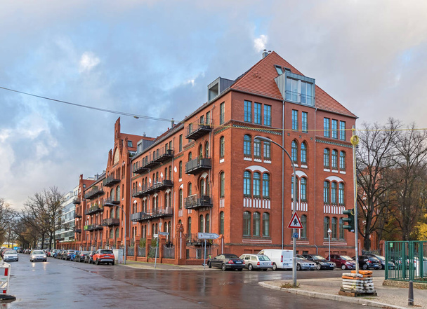Berlín, Německo - 7. listopadu 2021: Zrekonstruovaná a přestavěná stará budova z červených cihel v rezidenční čtvrti Joli Coeur, bývalá porodnická klinika, nyní pod ochranným příkazem památky - Fotografie, Obrázek