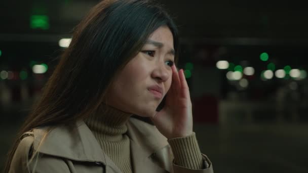 Onneton aasialainen kiinalainen korealainen tyttö sairas nainen tuntea kipua päänsärky väsymys migreeni ajatella negatiivisia ajatuksia järkyttynyt vaikea jännitys menetetty työsuhde ongelma huonovointisuus terveysongelmia pimeässä pysäköinti - Materiaali, video
