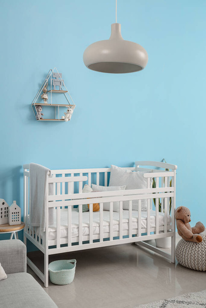 Дитяче ліжечко в інтер'єрі стильної спальні
 - Фото, зображення