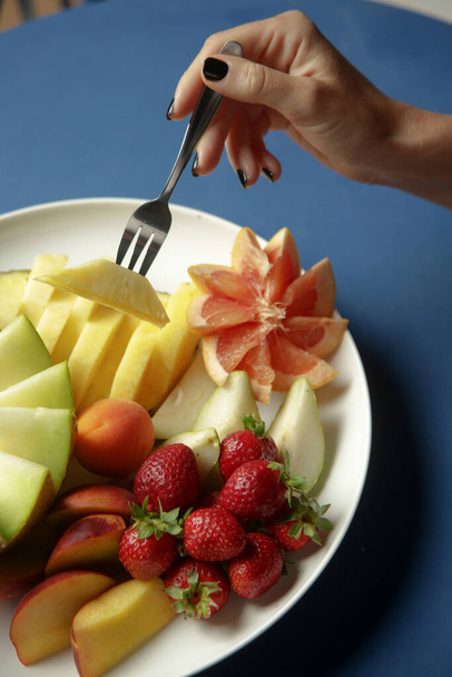 Mixed fruit platter with strawberries, melon, pineapple, peaches and grape - Foto, Imagem