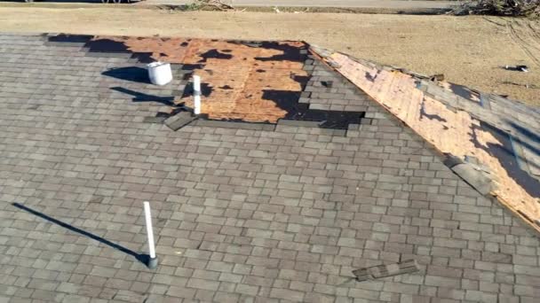 Tornádo poškození střechy s chybějícími pásovými opasky, potřeba opravy - Záběry, video