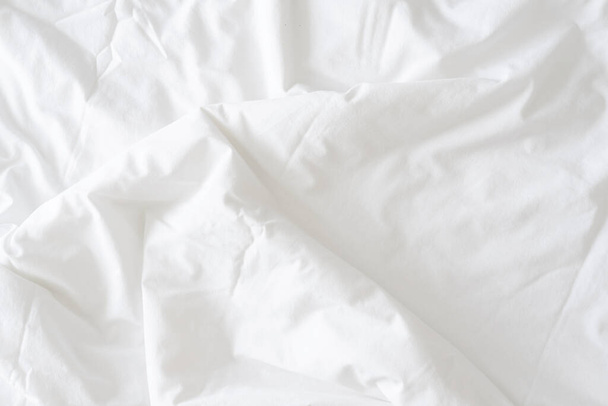 Modèle abstrait de drap de lit froissé blanc. Tissu ridé blanc texture surface ondulée. Fermer l'image. - Photo, image
