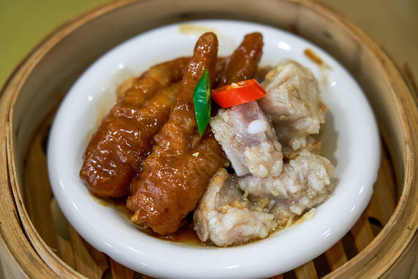 Ein köstlicher kantonesischer Morgentee Dim Sum, gedünstete Hühnerfüße und Spareribs - Foto, Bild
