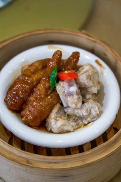 Ein köstlicher kantonesischer Morgentee Dim Sum, gedünstete Hühnerfüße und Spareribs - Foto, Bild