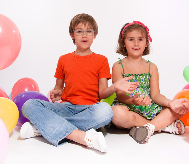 Kids playing with balloons - Foto, Imagen