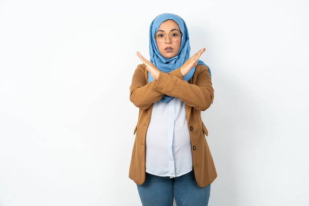donna musulmana incinta che indossa hijab Espressione di rifiuto che incrocia le braccia facendo segno negativo, faccia arrabbiata - Foto, immagini