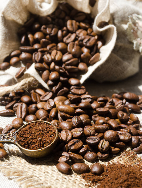 Kahvipavut ja jauhettu lähikuva säkkikangas. Arabica on yleisin kahvi. - Valokuva, kuva